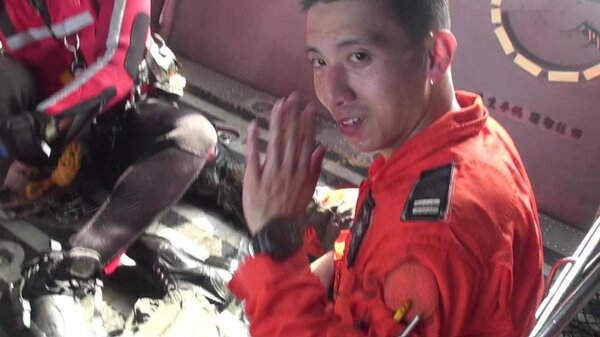 五年前吳彥霆座機失事墜海，他跳傘獲救，由空軍海鷗直升機救回。資料照，記者曹馥年／翻攝
