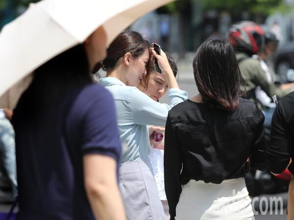 全台高溫悶熱，台北中午高溫達到36度，氣象局提醒民眾注意防曬。圖／本報資料照片
