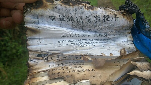 空軍花蓮基地一架F-16戰機失聯,新北消防局下午於瑞芳五分山雷達站步道約3公里處發現大量殘骸。圖/新北是消防提供