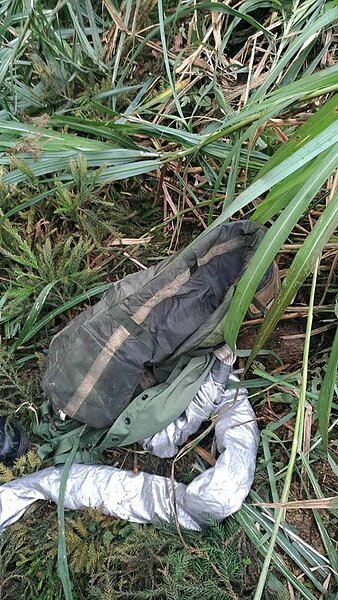 空軍花蓮基地一架F-16戰機失聯,新北消防局下午於瑞芳五分山雷達站步道約3公里處發現大量殘骸。圖/新北是消防提供