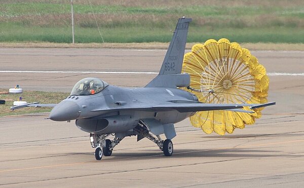 空軍花蓮基地一架F-16戰機失聯,國搜及消防集結搜山,尋找飛行官。圖/新北是消防提供