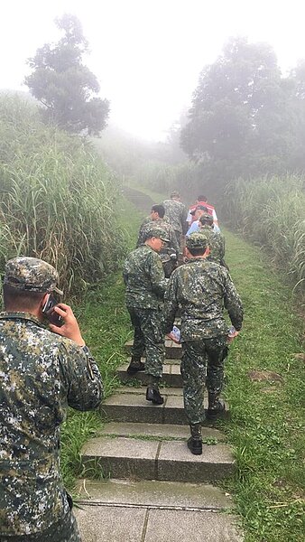 空軍花蓮基地一架F-16戰機失聯,國搜及消防集結搜山,尋找飛行官。圖/消防提供