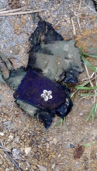 F-16戰機於新北、基隆交界山區失事,大批消防及國軍人員發現吳彥霆空軍軍便服肩章遺落現場。