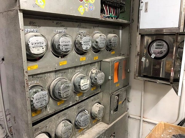 陳姓企業人士最近請台電把電表改成時間電價的電子式電表(右),體積比傳統的機械式電表(左)大,因此特別另設電表盒。 圖/摘自臉書
