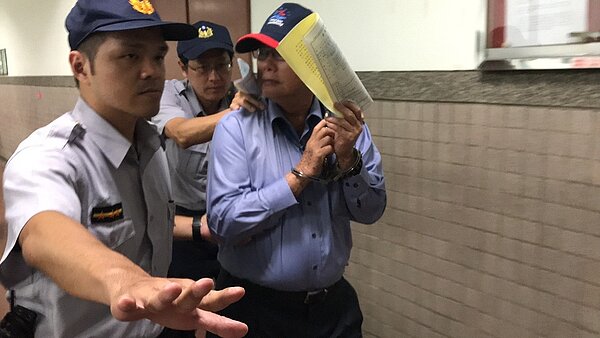 陳慶男今被雄院裁定須再付1億元保釋,否則羈押,隨即被上銬,移往法院拘留室。記者林伯驊/攝影