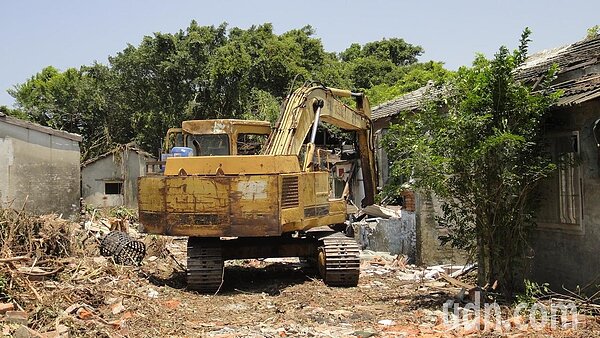 已有怪手進駐大鵬社區且拆除部分圍牆引起民眾討論，但軍方回應是包商先將怪手停放該處，還未正式進行拆除工程。記者蔣繼平／攝影 