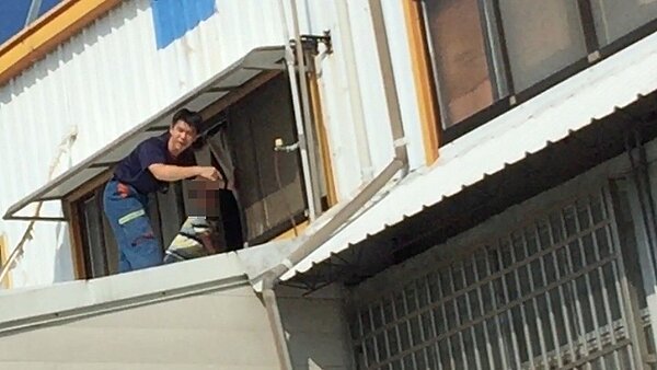 台東市5歲吳姓男童昨天上午,因一時頑皮從家裡的三樓窗戶爬到二樓的鐵皮屋頂上,受困離地約6公尺高的鐵皮屋頂上,幸好鄰居阿嬤發現報案,警消迅速協助男童脫困。 記者羅紹平/攝影