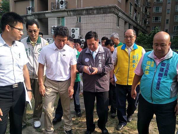 桃園市蘆竹南崁地區年輕家庭激增,公立幼兒園奇缺,桃園市長鄭文燦(右三)會勘決定蓋蘆竹首間非營利幼兒園,解決年輕家庭幼兒需求。記者曾增勳/攝影