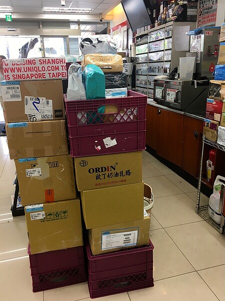 宅配物流業者抱怨,申請4次調漲運價未果。圖為超商堆放的電商物品。記者雷光涵/攝影
