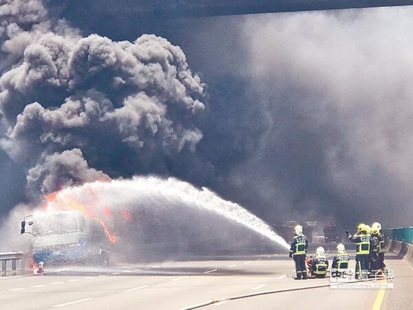 中油油罐車在國道三號起火燃燒，現場濃煙密布直竄天際，消防人員緊急灌救。 （陳淑娥翻攝）