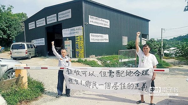 新竹縣寶山鄉力行3路台積電3奈米廠開發徵收地地主,4日擔心成為受災戶掛起白布條抗議。(陳育賢攝)