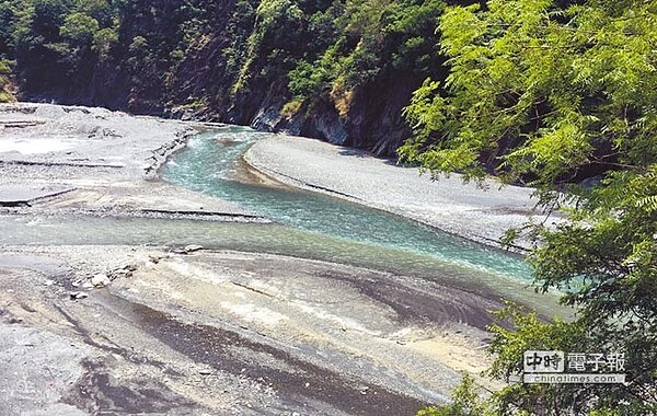 濁水溪合流坪，澄澈的南水系與6、7分清澈的北水系在此匯流，其下游清澈度目視約為8分清。（沈揮勝攝影）