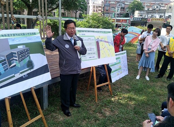 桃園市蘆竹南崁地區年輕家庭激增,公立幼兒園奇缺,桃園市長鄭文燦(左)宣布蓋蘆竹首間非營利幼兒園,解決年輕家庭幼兒需求。記者曾增勳/攝影