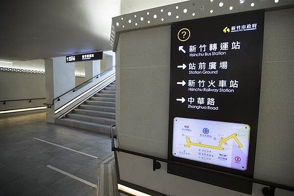 新竹前後站地下道加碼升級指標系統及水溝蓋鋪面、細格柵無障礙水溝蓋等,讓民眾通行更便利。(徐養齡攝)