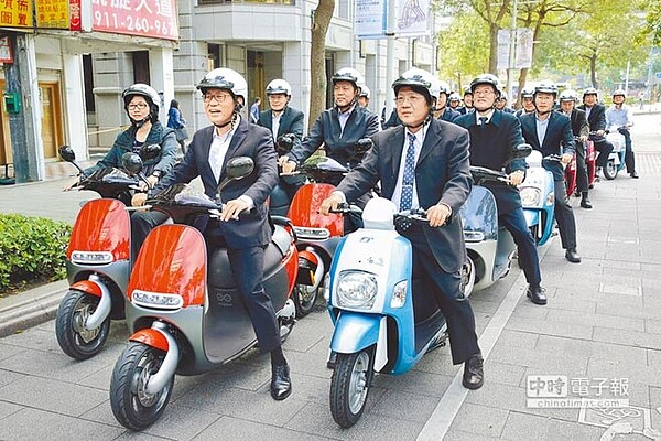圖為環保署長李應元(中)騎乘電動機車。(本報資料照片)