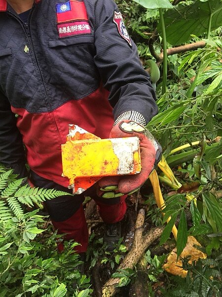搜索現場疑似尋獲黑盒子。圖／新北消防局