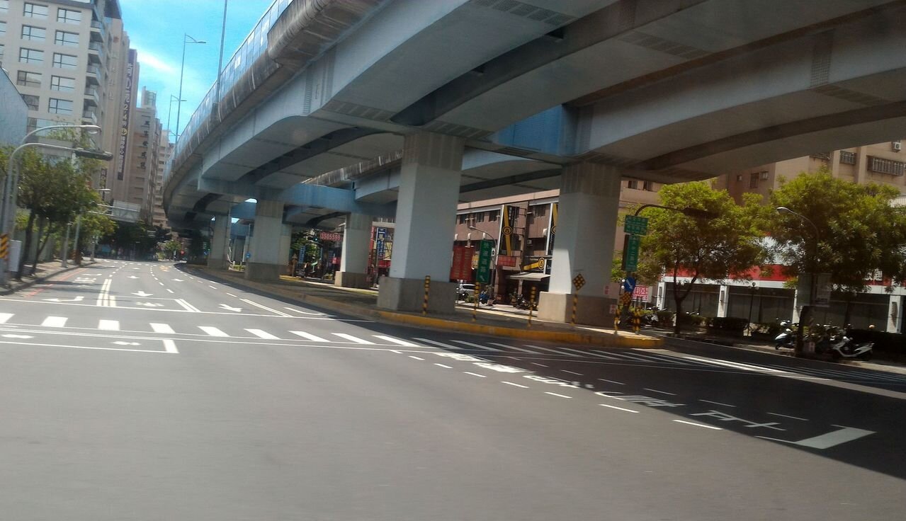 南部地區萬安41號演習今天在高雄模擬左營三鐵共構車站遭襲,救護人員搶救傷患。記者林保光/攝影