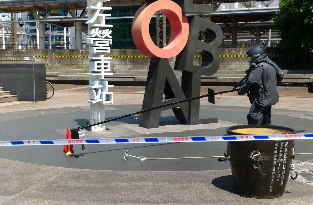 南部地區萬安41號演習今天在高雄模擬左營三鐵共構車站遭襲,雲梯車升吊臂救人。記者林保光/攝影