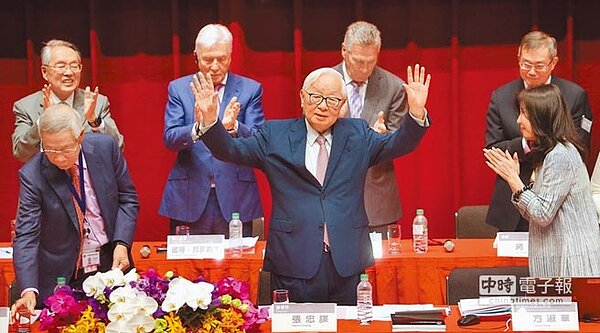 台積電董事長張忠謀(前排中)5日主持任內最後一次股東會,會議結束後張忠謀向與會者揮手道別。(范揚光攝)