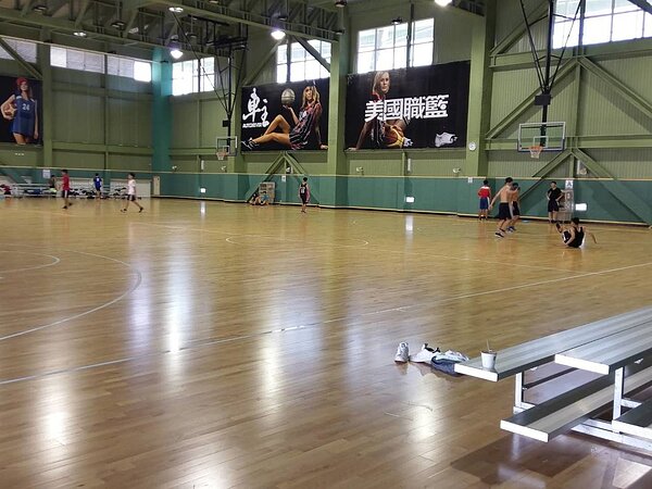 嘉義市國民運動中心執行長張高昇說,籃球場尖峰時段每小時一面場地1000元、離峰600元;長租有優惠,並開放離峰時間每人每小時收費50元就可進場打球。 記者王慧瑛/攝影