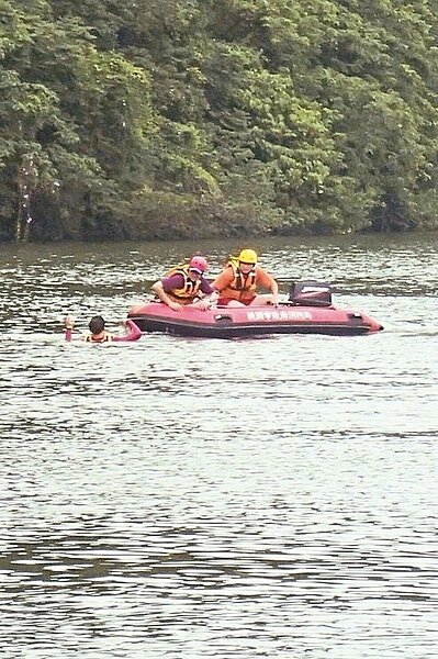 暑假將至,桃市教育局昨天公布十大容易溺水地點,呼籲學生戲水注意安全,圖為桃園市消防局平鎮分隊,進行水域救生訓練。 圖/消防局提供