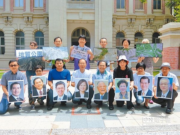 台南環團、教育團體、藝術家及牛埔里長陳永和等人5日齊聚台南公會堂，高舉歷屆總統與副總統照片，邀請歷任正副元首來台南龍崎牛埔欣賞台灣世界級自然地景。（曹婷婷攝）