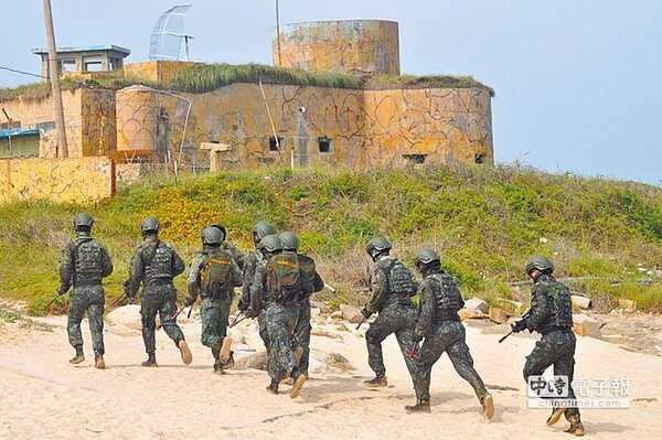 特攻隊神出鬼沒進擊,在槍林彈雨硝煙瀰漫中,展現第一線駐軍精湛戰技和高昂士氣。(李金生攝)