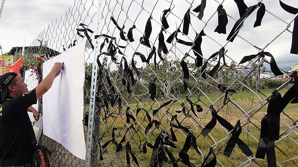 潮州海陸士兵槍擊枉死命案現場,昨下午路邊繫上許多黑絲帶也掛上留言版。 記者蔣繼平/攝影