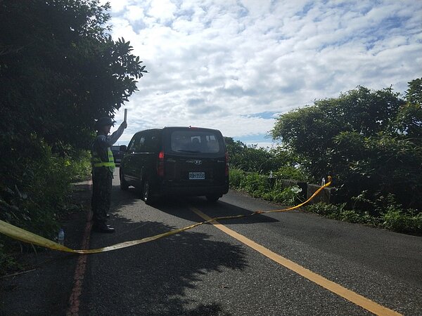 家屬今天上午到五分山招魂,車隊進管制區。記者游明煌/攝影