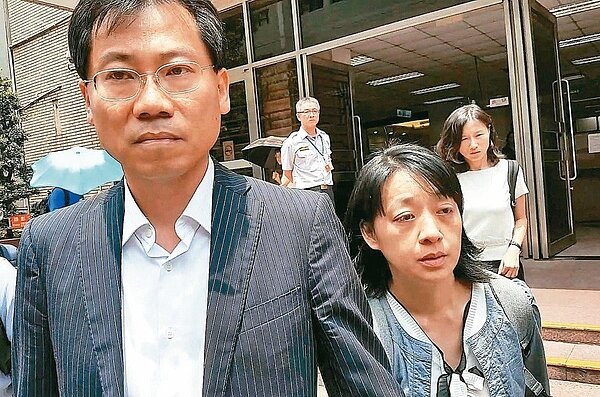 「小燈泡」雙親劉大經 、王婉諭開庭後步出高院。 記者王宏舜/攝影