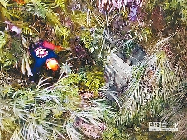 軍警消各單位共122人救援小組5日持續在新北市五分山區搜索失事墜毀的國軍F-16戰機殘骸及飛官吳彥霆的遺骸。(張穎齊翻攝)