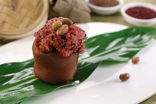 台中星享道酒店以豬腳飯為概念研發「紅麴元蹄狀元粽」圖/星享道酒店提供