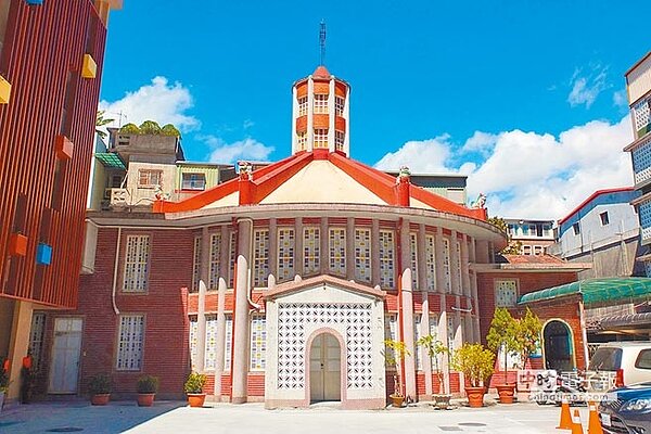 宜蘭代理縣長陳金德認為,私人財產被指定為歷史建築、聚落、文化景觀等,政府應免徵地價稅、房屋稅才合理,圖為被列為文化資產的羅東聖心堂。(宜蘭縣政府文化局提供)