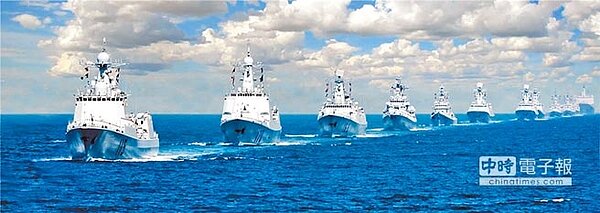 北京強調不惜付出任何代價維護國家主權,圖為大陸解放軍在南海海域舉行海上閱兵。(摘中國軍網)