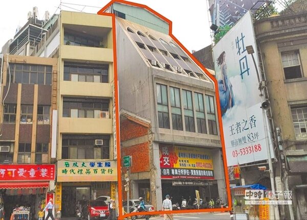 新竹市政府4月底核准位在東門街與東前街口的首件危老屋重建申請案。（陳育賢翻攝）