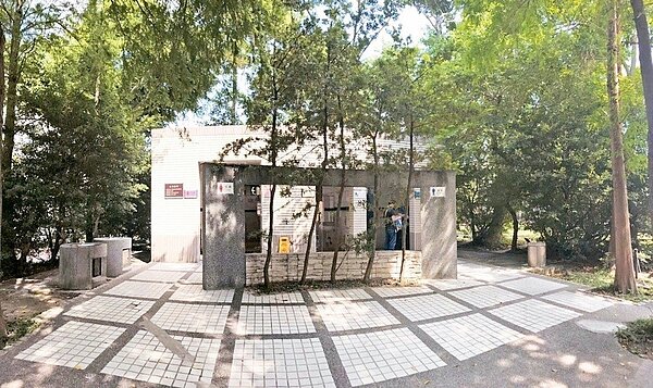 北市大安森林公園2座公廁完成智慧化，可即時獲知洗手乳、衛生紙是否用完，甚至能偵測異味，通知工作人員清掃。 圖／台北市公園處提供