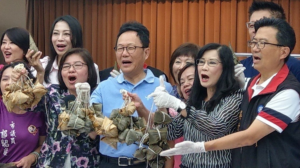 丁守中上午在市黨部陪同下，與台北市議員參選人一同包粽子造勢，喊出「包中」口號，象徵光復台北。記者楊正海/攝影