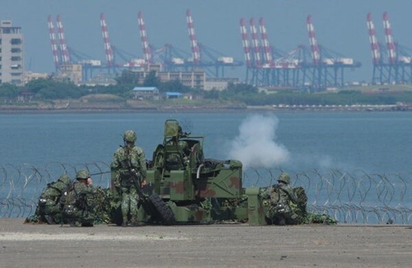 陸軍關指部20公釐機砲模擬對闖入淡水河、意圖突襲台北市的共軍氣墊船射擊。 記者程嘉文／攝影