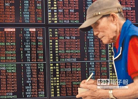 內外資合擊,台股昨大漲101點以11201點收盤,上市櫃總市值突破37兆元再創新猷,百元俱樂部成員達181檔、權證成交值及上市電子零組件類股指數,亦同步刷新紀錄,寫下4大驚奇。(本報資料照片)