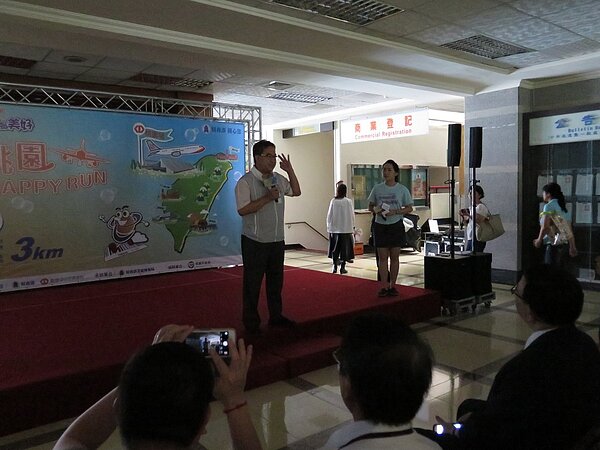 桃園市桃園區南華街、中華路口昨天早上11點28分突傳爆炸聲響,造成市府周邊1650戶斷電3分鐘,副市長游建華出席市政大樓記者會上台致詞也因麥克風「失聲」受影響。 記者張裕珍/攝影