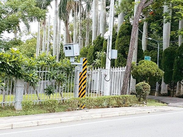 北市警方今年在仰德大道下坡路段新增測速照相桿，如2月已在仰德大道陽明山國小前路段設置1支，現已開始取締超速。 記者翁浩然／攝影