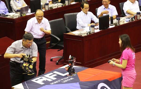 市議員王欣儀昨天在市政總質詢與市長柯文哲透過現場機器人格鬥賽PK方式，呼籲柯文哲應具體且務實的面對「機器人教育」問題。 記者徐兆玄／攝影