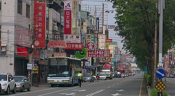 車輛配合萬安演習,車輛靠邊熄火停放,圖為102年萬安36號演習的街頭景象。記者趙容萱/攝影