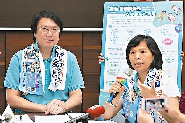 11日首場在市立游泳池舉行的「水域自救觀摩與宣導」會,前100名將可免費獲贈「防溺十招」涼感巾。 圖/基隆市政府提供
