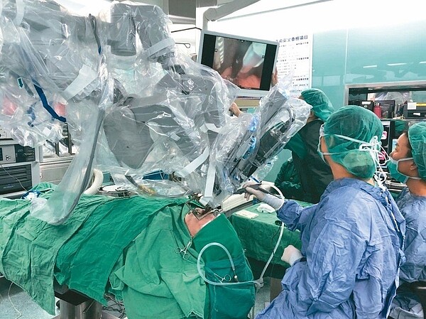 機器手臂手術改善阻塞性睡眠呼吸中止症,協助醫師操刀精準。 記者張益華/攝影