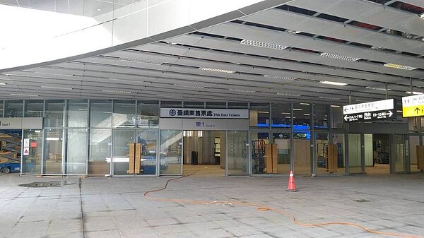 新的高雄火車站採下沉式廣場設計,走下廣場後,即可看見台鐵售票處。 記者蔡孟妤/攝影