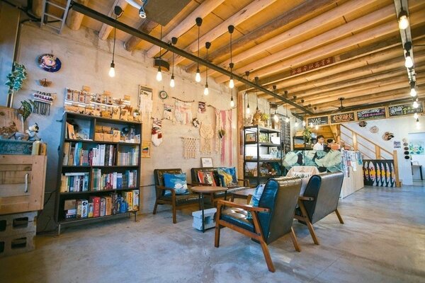「飲室繪友」為結合咖啡廳、藝術展場的複合式空間，為竹市老屋成功活化案例。 圖／新竹市府提供