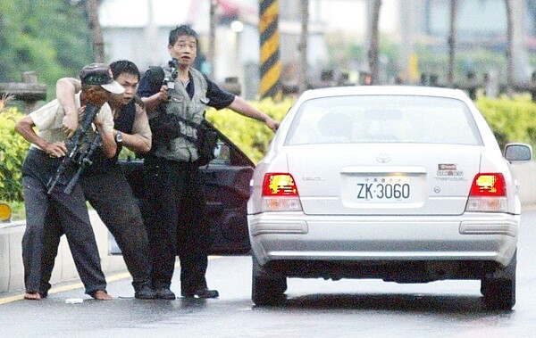 張錫銘（右）與黨羽陳進雄（左二）等人之前與警方在高雄縣發生槍戰，先挾持一名騎單車路過的老人，再攔截路過的一輛保全公司轎車，開車揚長而去。本報資料照片