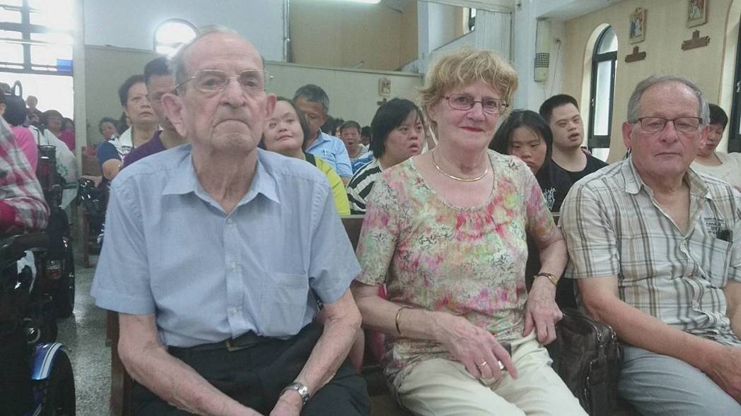 荷蘭籍神父羅文思（左一）創辦文聲復健院，奉獻台灣超過半個世紀。圖／報系資料照