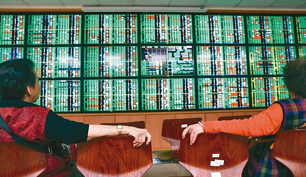 金管會主委顧立雄表示，最快從明年起，如果周六補班，台股當天不會開盤。 圖／聯合報系資料照片